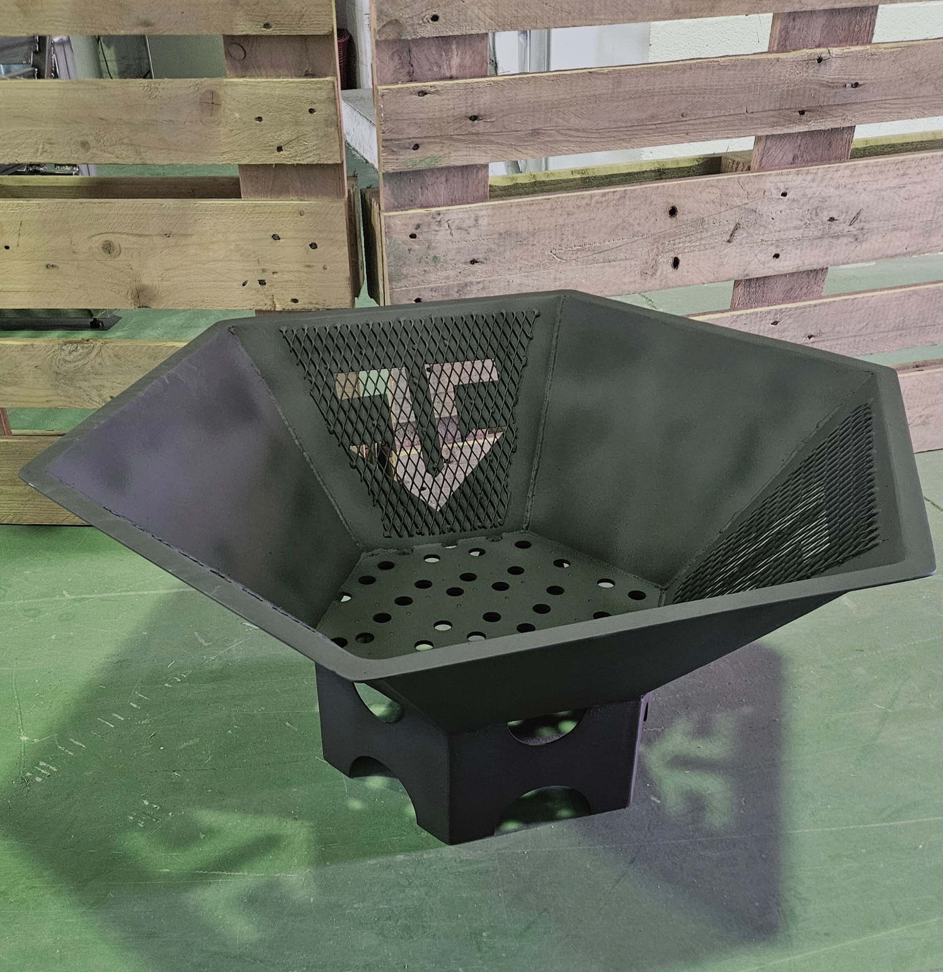 Brasero hexagonal de acero ÁVILA con logo de flecha invertida calado