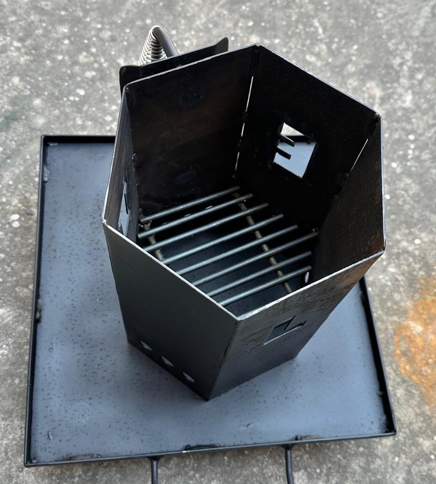 Encendedor de carbón hexagonal de acero al carbono sobre plataforma de acero