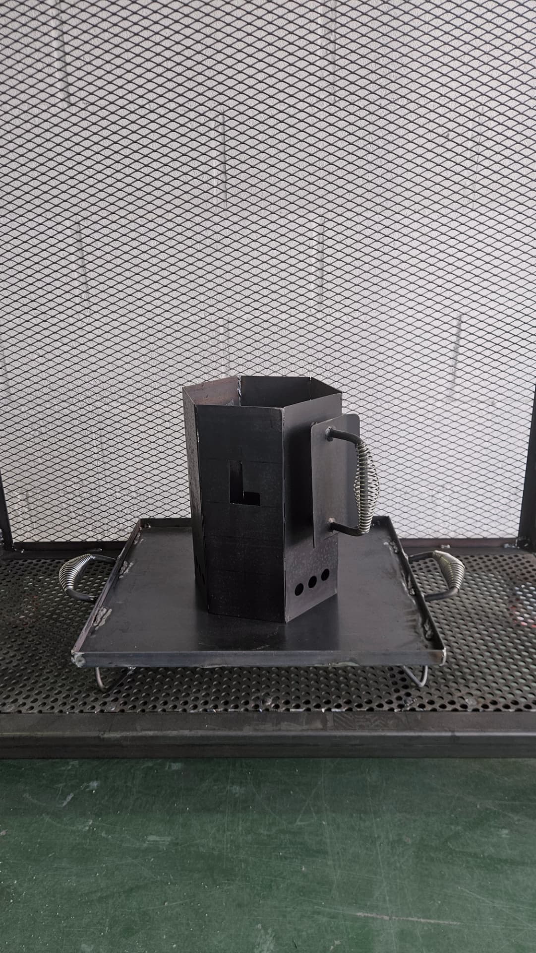 Encendedor de carbón hexagonal de acero al carbono sobre plataforma de acero