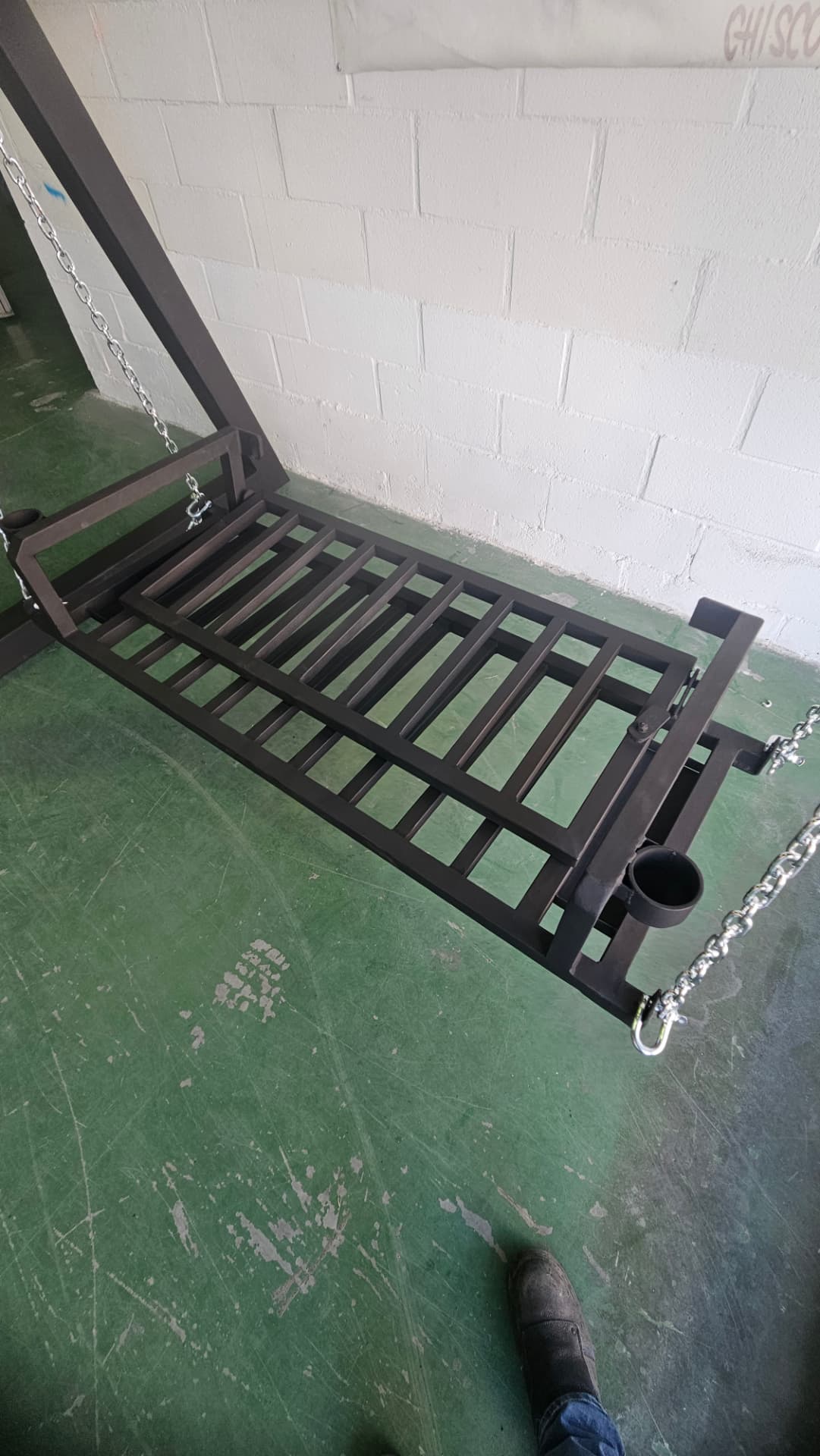 Columpio de jardín de acero CASTELLÓN con cadenas sobredimensionadas y portavasos